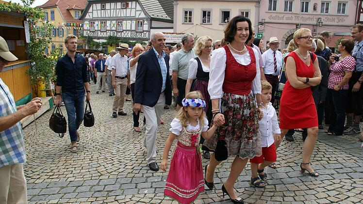 MdB Dorothee Bär und Schulamtsdirektorin Ulrike Brech (nicht im Bild) hatten sich verabredet: Zum Zeiler Weinfest tragen wir erstmals die neue Haßberge-Tracht.