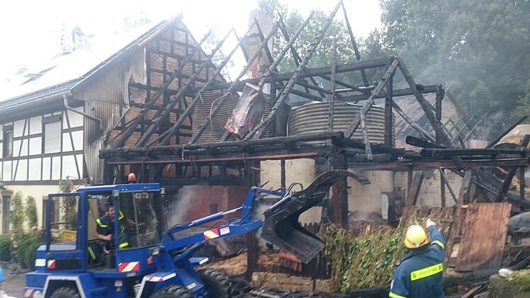 Das völlig ausgebrannte Skellett der Scheune im Bad Rodacher Stadtteil Oettingshausen. Foto: Berthold Köhler
