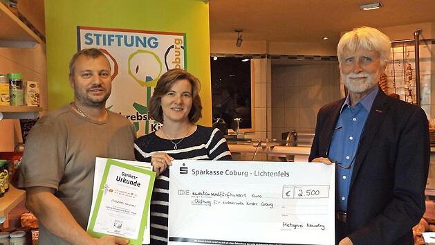 Harald und Yvonne Nowotny (von links) bei der symbolischen Scheck&uuml;bergabe an Uwe Rendigs Foto: privat