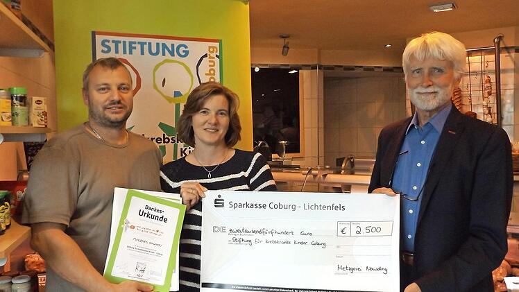 Harald und Yvonne Nowotny (von links) bei der symbolischen Scheckübergabe an Uwe Rendigs Foto: privat