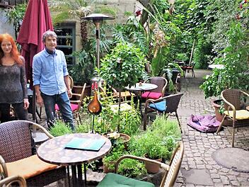 Üppiges Grün, mächtige Kirschbäume und plätscherndes Wasser verbreiten im Garten Café Karibik Urlaubsstimmung. Mit im Bild: Ulrike Bernardt und Martin Ludwig Fotos: Gerd Fleischmann