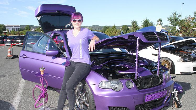 Das "Purple Beast" geh&ouml;rt Anna Leier (29). Die geb&uuml;rtige Russin sagt &uuml;ber die Farbe Matt-Metallic: "Lila hab ich den BMW lackieren lasen, weil ich eine Frau bin und die Farbe einfach fahren kann." Unter der Motorhaube stecken 262 PS.Sonny Adam