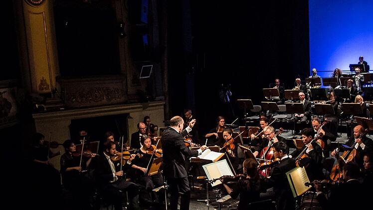 Impressionen vom Sinfoniekonzert im Landestheater Coburg unter der Leitung von GMD Roland Kluttig. Auf dem Programm standen Werke von Mendelssohn, Liszt und Rossini.Foto: Jochen Berger