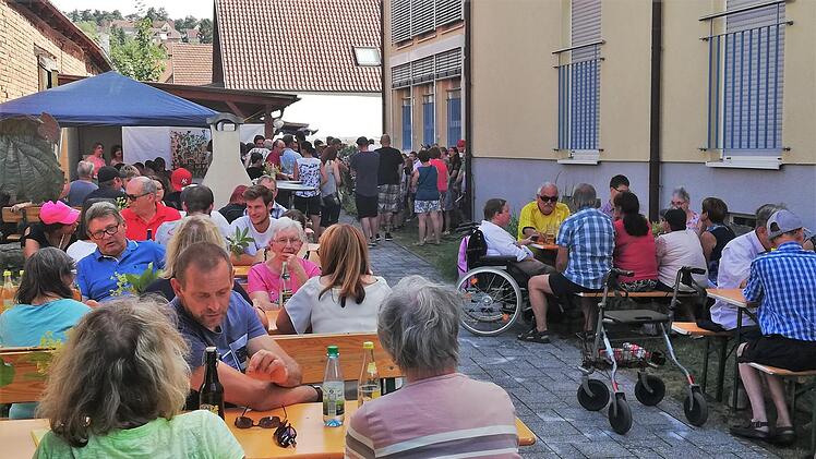 Fröhliche Stimmung rund ums Haus Hollerbusch herrschte beim  Sommerfest.Sigismund von Dobschütz