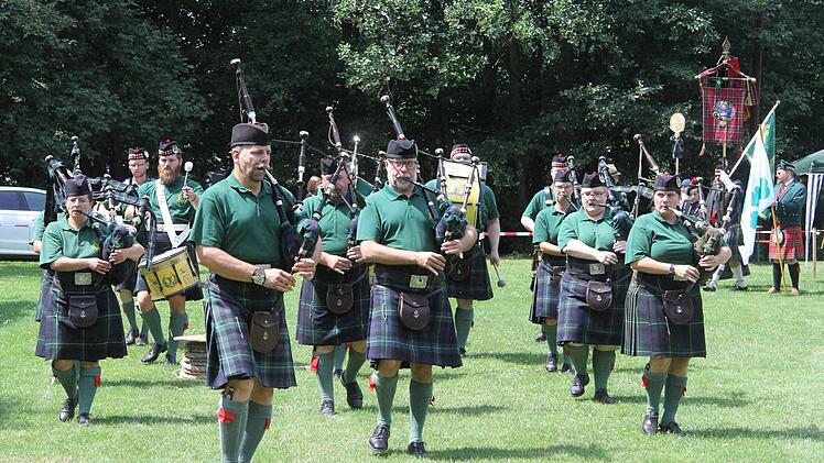 Standesgemäß: Targe of Gordon Drum & Pipe Band aus Fulda