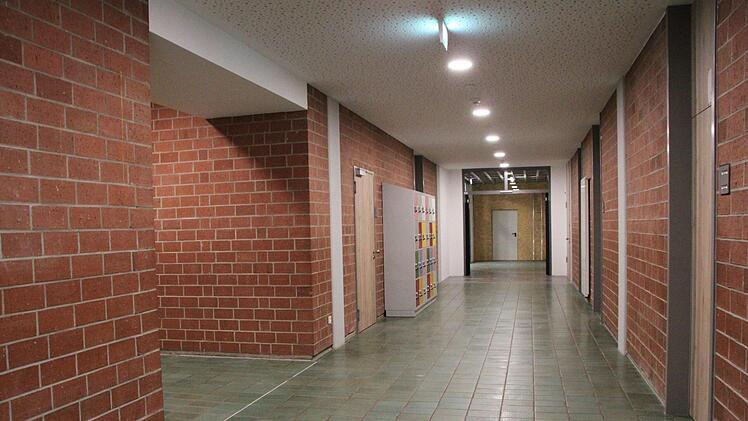 Wände und Boden stammen noch aus dem ursprünglichen Schulgebäude. Decken, Türen und Beleuchtung sind unverkennbar neu. Foto: Ulrike Müller