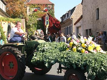 Mit viel Blumen und Gemüse schmückt die Burschenschaft die Festwagen, wie hier der von Georg Günther gesteuerten Bulldog.   Foto: Hartmut Heß