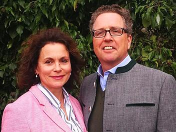 Wahlsieger Benedikt Graf von Bentzel mit seiner Frau Hana. Foto: Michaela Hofmann