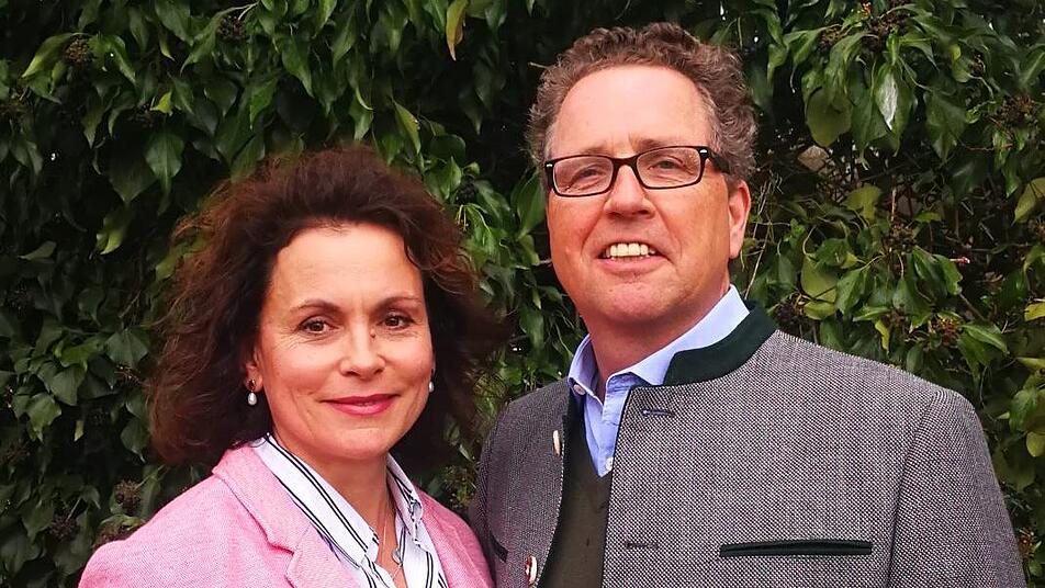 Wahlsieger Benedikt Graf von Bentzel mit seiner Frau Hana. Foto: Michaela Hofmann