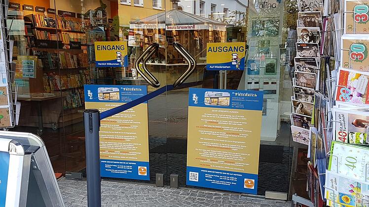 Ein- und Ausgang sind bei der Buchhandlung Friedrich getrennt.