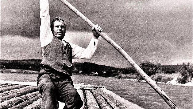 Der Fl&ouml;&szlig;er musste sein ganzes K&ouml;rpergewicht einsetzen, um mit dem biegsamen Flo&szlig;baum auf dem Main das Flo&szlig; in die gew&uuml;nschte Richtung zu lenken.Repro: Gerd Fleischmann