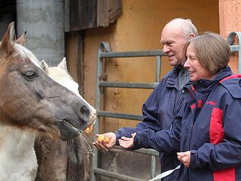 Wenn das Amt Ingeborg und Hermann Hugel die Anerkennung als landwirtschaftlicher Betrieb versagt, steht auch die Pferdehaltung vor dem Aus.