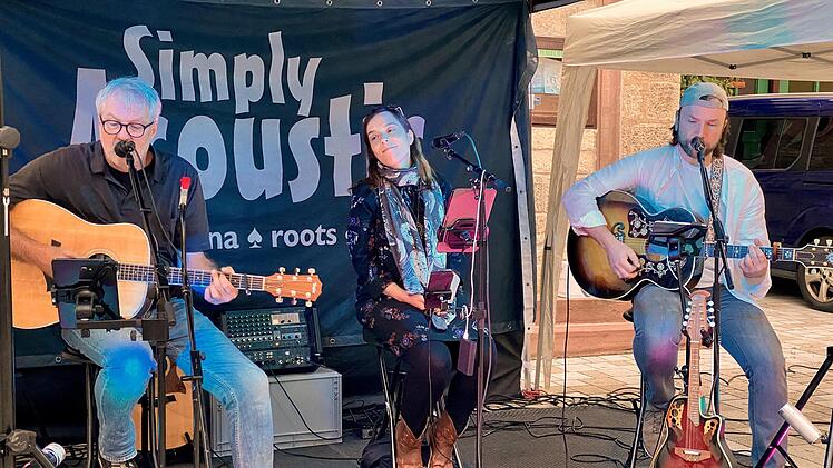 Mittlerweile zum dritten Mal bei den HAMULissimo Sommerkonzerten ist die Band Simply Acoustic mit (von links) Michael Fahrmeier, Rebecca King und Frank Leumer dabei.