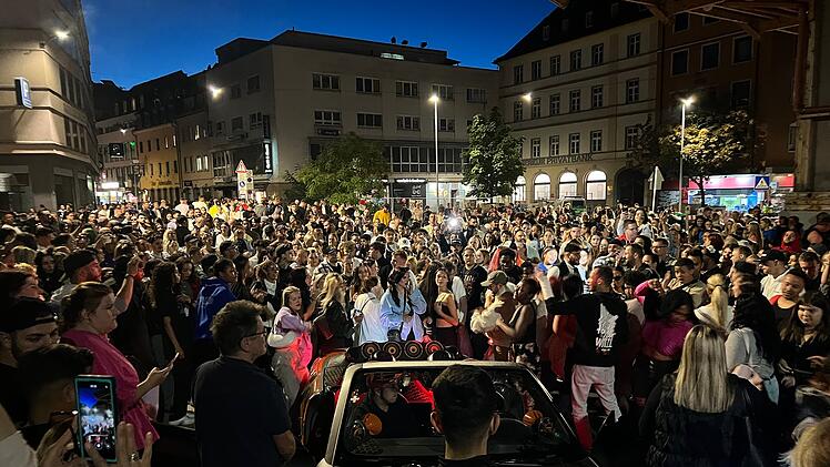 Würzburg: Emotionale Trauerfeier nach tödlicher Messerattacke - Vater berührt mit Ansprache