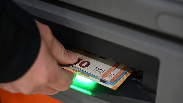Deutsche Bank, Commerzbank & Co.: Wichtige Änderung beim Geld abheben