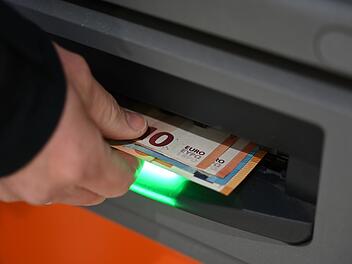 Deutsche Bank, Commerzbank & Co.: Wichtige Änderung beim Geld abheben