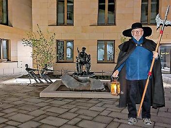 G&auml;stef&uuml;hrer Dieter Hagen zieht bei der Stadtf&uuml;hrung durch das n&auml;chtliche Herzogenaurach.