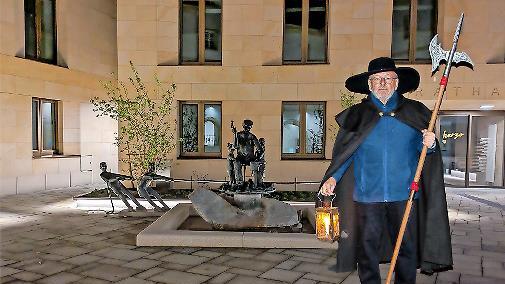 G&auml;stef&uuml;hrer Dieter Hagen zieht bei der Stadtf&uuml;hrung durch das n&auml;chtliche Herzogenaurach.