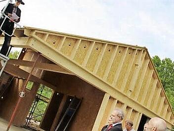 Michael Weigand sprach den Richtspruch am Rohbau der künftigen Brünner Kinderkrippe. Foto: Heike Beudert