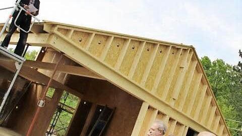 Michael Weigand sprach den Richtspruch am Rohbau der künftigen Brünner Kinderkrippe. Foto: Heike Beudert