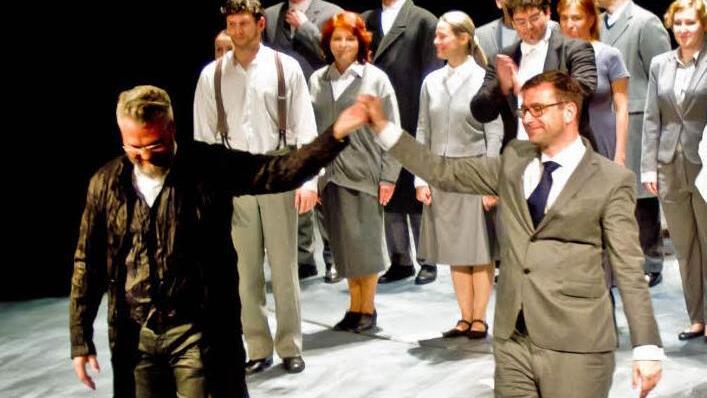 Reichlich Applaus gab es am Ende für die Interpreten der szenischen Collage am Landestheater Coburg. Im Vordergrund: Bühnen- und Kostümbildner Christof Cremer (links) und Regisseur Bodo Busse.Foto: Jochen Berger