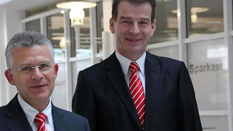 Die Sparkassenvorstände Roland Friedrich (links) und Michael Rendl blicken auf ein gutes Geschäftsjahr zurück.  Foto: Benedikt Borst