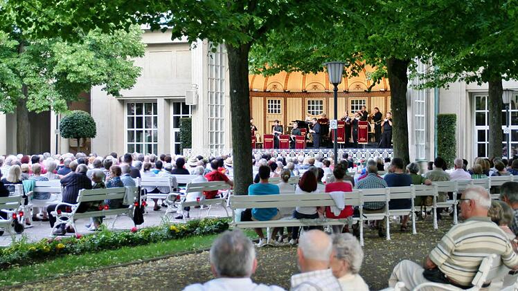 Harmonischer Dreiklang: Das Ambiente des Kurgartens, schönstes Wetter und gute Musik.  Foto: Werner Vogel