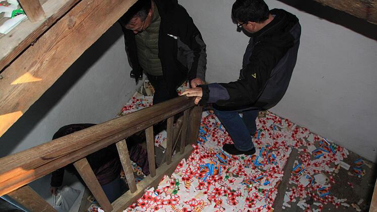 Wie Konfetti: Flaschenetiketten bedecken die Treppen und Böden. Foto: Matthias Einwag