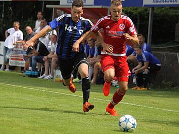 Diesmal in der Startelf: Geburtstagskind Sandro Gumbrecht verfolgt den besten Röllbacher, Till Link. Am Ende setzte sich die SpVgg hochverdient mit 6:3 durch. Fotos: Uwe Kellner