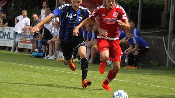 Diesmal in der Startelf: Geburtstagskind Sandro Gumbrecht verfolgt den besten Röllbacher, Till Link. Am Ende setzte sich die SpVgg hochverdient mit 6:3 durch. Fotos: Uwe Kellner
