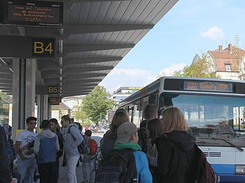 Nicht immer kommt der Bus, wenn es Schüler und Eltern gerne hätten: Gerade zwischen 13 und 16 Uhr wird es auch weiterhin kein lückenloses Busangebot für alle Orte des Landkreises geben. Foto: Christian Dressel