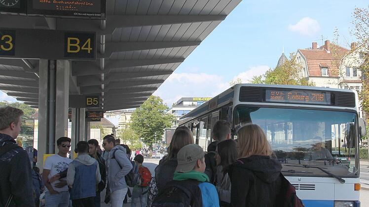 Nicht immer kommt der Bus, wenn es Schüler und Eltern gerne hätten: Gerade zwischen 13 und 16 Uhr wird es auch weiterhin kein lückenloses Busangebot für alle Orte des Landkreises geben. Foto: Christian Dressel