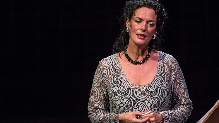 "Herzlich lieben, mutig hassen" lautete das Motto eines Liederabends mit Gabriela Künzler und Antonio Grimaldi in der Coburger Reithalle. Foto: Jochen Berger