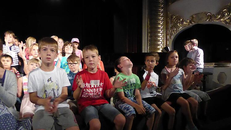 Ein Monumentalwerk aus Theater, Musik und Tanz führen Schüler der Sinnberg-Grundschule, der Anton-Kliegl-Mittelschule, des Jack-Steinberger-Gymnasiums, des Kinder- und Jugendchors der Herz-Jesu-Kirche und der Musikschule am Sonntag, 9. Juli im Kissinger Kurtheater. Foto: Gerhild Ahnert