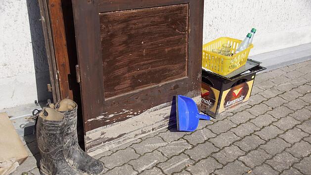 Stilleben in Fatschenbrunn: Die Helfer von der Feuerwehr h&auml;ngten erstmal die T&uuml;ren im Kellergeschoss aus, an ihnen ist deutlich zu sehen, wie hoch der Schlamm Haus stand. Die Gummistiefel werden in den n&auml;chsten Tagen noch zum Einsatz kommen, denn es wird noch allerhand Wasser brauchen, um die Schlamm-Reste aus den R&auml;umen im Untergeschoss zu entfernen.