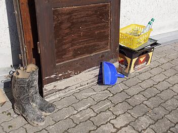 Stilleben in Fatschenbrunn: Die Helfer von der Feuerwehr hängten erstmal die Türen im Kellergeschoss aus, an ihnen ist deutlich zu sehen, wie hoch der Schlamm Haus stand. Die Gummistiefel werden in den nächsten Tagen noch zum Einsatz kommen, denn es wird noch allerhand Wasser brauchen, um die Schlamm-Reste aus den Räumen im Untergeschoss zu entfernen.