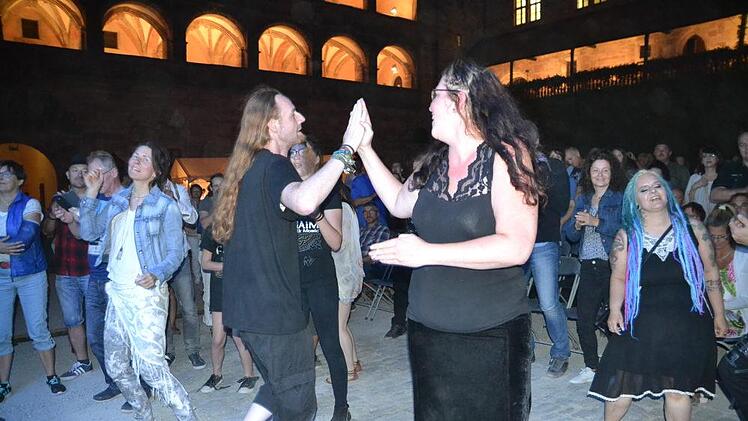 Die Mittelalterband ""Faun" sorgte für mystische und prächtige Stimmung im schönen Hof der Plassenburg.  Foto: Uschi Prawitz