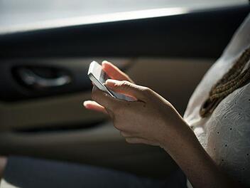 Immer eine schlechte Idee: Das Handy am Steuer benutzen. Symbolbild: Pexels/pixabay.com