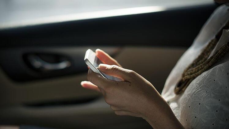 Immer eine schlechte Idee: Das Handy am Steuer benutzen. Symbolbild: Pexels/pixabay.com