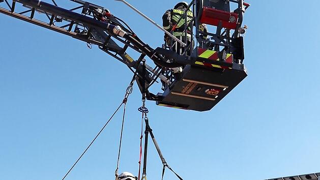 Besonders spektakulär war eine Übung mit Drehleiter.