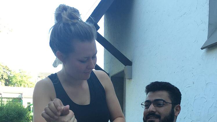 Schnelle Hilfe: Als Ahmed über Verspannungen klagt, wird ihm eine Dehnungsübung gezeigt.