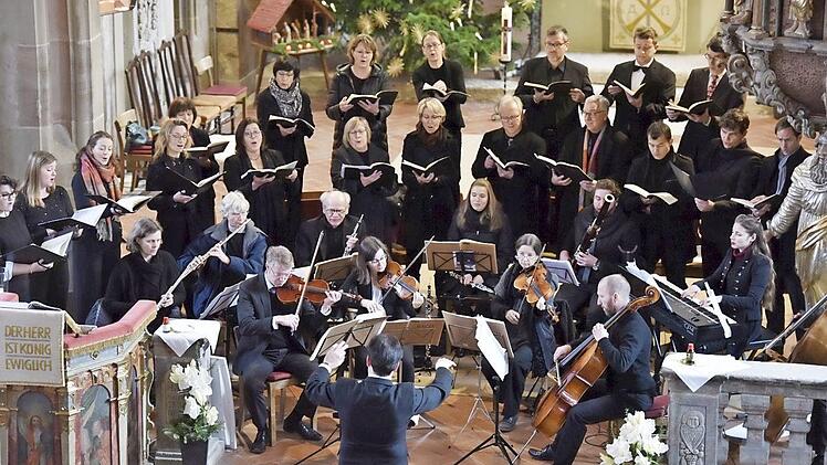 Die Sängerinnen und Sänger der Kantorei Haßberge unter der Leitung von Matthias Göttemann boten eine beeindruckende Leistung bei ihrer sängerischen Gestaltung der ersten Kantate des Weihnachtsoratoriums von Bach.