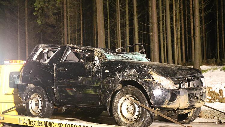Bei einem Unfall im Landkreis Hof ist ein Anhänger mit Schweinehälften umgekippt. Foto: NEWS5 / Fricke