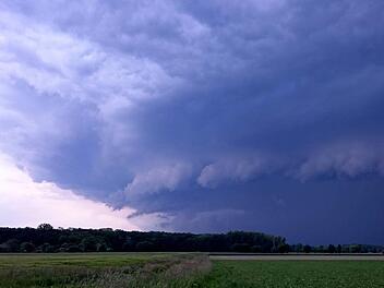 Der "Deutsche Wetterdienst (DWD)" warnt aktuell vor starken Gewittern