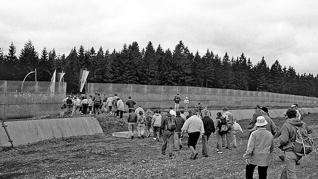 Der Eiserne Vorhang aus DDR-Perspektive: Dieses Foto dokumentiert die einst un&uuml;berwindlichen Grenzbefestigungsanlagen der DDR mit Metallgitter, Kfz-Sperre und Spurensicherungsstreifen.  Repro: Gerd Fleischmann