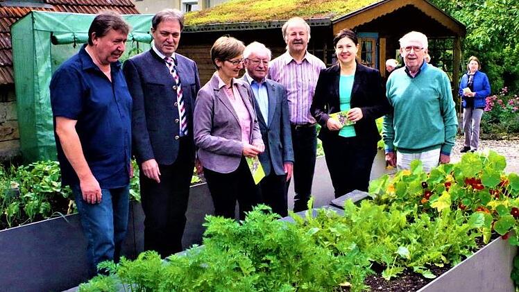 Tag der offenen Gartentür 2018 in Kronach: Viel Bewunderung fanden die Hochbeete im Kreislehrgarten. Mit im Bild unter anderem Landrat Klaus Löffler (2. v. l.) sowie Peter Cembrowicz (r.). Foto: Gerd Fleischmann
