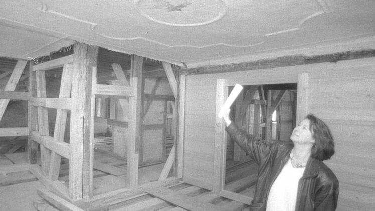 Museumsleiterin Irene Lederer vor der Sanierung im Luitpold-Maier-Zimmer