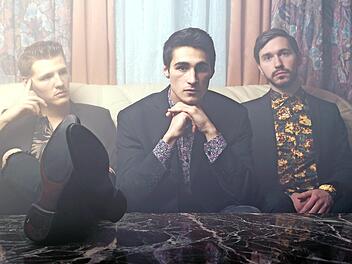 Lukas Stumpf (links), Daniel Bräutigam (Mitte) und Chris Schober haben es sich auf einem Sofa gemütlich gemacht. Hinter der Aufnahme steckte jede Menge Arbeit, stammt sie doch aus dem aktuellen Video "Under Water".  Foto: Stephan Stöckel