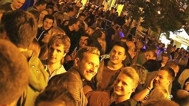 Wenn es nach den Vorstellungen von CSU-Stadtrat Torsten Grampp geht, soll am Freitag und Samstag der Au&szlig;enausschank in Kulmbach k&uuml;nftig bis 24 Uhr erlaubt sein. Unser Bild entstand beim Altstadtfest 2017.