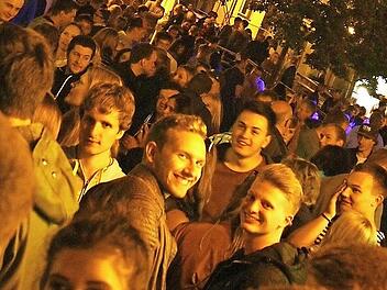Wenn es nach den Vorstellungen von CSU-Stadtrat Torsten Grampp geht, soll am Freitag und Samstag der Außenausschank in Kulmbach künftig bis 24 Uhr erlaubt sein. Unser Bild entstand beim Altstadtfest 2017.